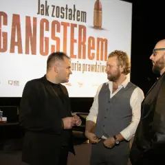 Trzech mężczyzn rozmawia na tle napisu "Jak zostałem gangsterem obsada".