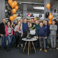 Aktorzy lombardu "Życie pod zastaw" świętują 500. odcinek. Grupa ludzi pozuje do zdjęcia z tortem i tabliczką klapsową.