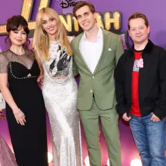 Obsada Hannah Montana na czerwonym dywanie. Gwiazdy świętują 20. rocznicę serialu w stylowych kreacjach.