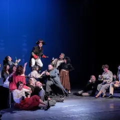 Scena teatralna z ludźmi w strojach historycznych. Czy zastanawiałeś się, ile zarabia aktor w teatrze?