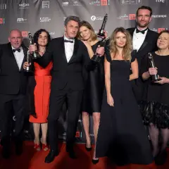 Grupa osób z nagrodami na czerwonym dywanie, wśród nich aktorzy z filmu "Zimna wojna".