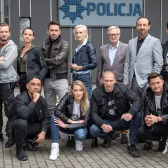Serial "Gliniarze" - cała obsada pozuje przed budynkiem policji.
