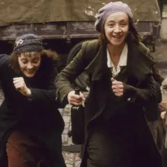 Dwie kobiety biegną po schodach, śmiejąc się radośnie. Jedna z nich trzyma butelkę wina. Bohaterka filmu niczego nie żałuje, ciesząc się chwilą.