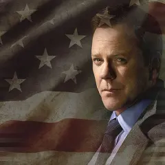 Kiefer Sutherland jako Tom Kirkman w serialu "Designated Survivor". Obsada serialu w tle z amerykańską flagą.