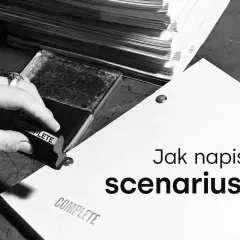 Dłoń z pieczątką "COMPLETE" nad scenariuszem filmowym.