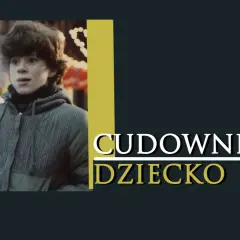 Chłopiec w kurtce z kapturem, z tekstem "Cudowne dziecko".