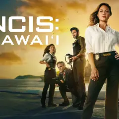 NCIS: Hawaii obsada w pełnym składzie, gotowa do akcji na tle zachodzącego słońca.