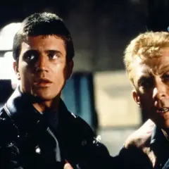 Mel Gibson i Bruce Spence w scenie z jednego z jego filmów.