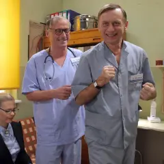 Uśmiechnięci lekarze z serialu "Na dobre i na złe" w szpitalnym gabinecie. Dr Kidler i dr Wstrząs gotowi do akcji.