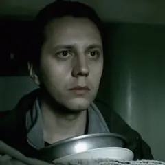 Młody mężczyzna z miską w rękach, jego spojrzenie sugeruje trudną sytuację. To jego job, ostatnia szara komórka obsada.