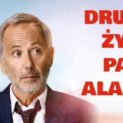 Pan Alain w garniturze, z siwymi włosami i zarostem, spogląda w bok. Obok widnieje napis "Drugie życie pana Alaina".