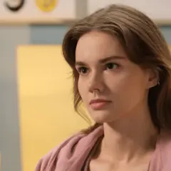 Dominika Kachlik w różowej bluzie, zamyślona. Czy jej postać odchodzi z M jak Miłość?