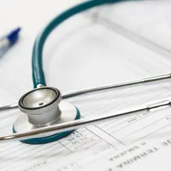 Stetoskop i długopis na dokumentach medycznych. Idealne narzędzia dla lekarza na start, gotowego do diagnozy i pomocy pacjentom.