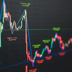 Wykres świecowy z liniami trendu. Analiza danych finansowych, co to znaczy HFR w kinie?
