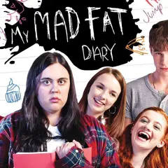 Plakat serialu "My Mad Fat Diary" z młodymi ludźmi. Główna bohaterka ma zmartwioną minę, podczas gdy jej przyjaciele się śmieją.