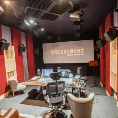 Profesjonalne studio nagraniowe DreamSound z konsolą mikserską, monitorami studyjnymi i ekranem projekcyjnym.