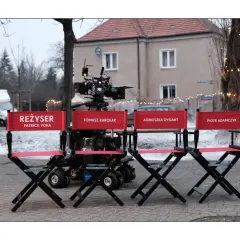 Cztery reżyserskie krzesła z napisami: REŻYSER PATRICK YOKA, TOMASZ KAROLAK, AGNIESZKA DYGANT, PIOTR ADAMCZYK.