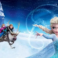 Elsa tworzy magiczne wzory w powietrzu, podczas gdy Anna, Kristoff i Sven pędzą przez **frozen** krainę.