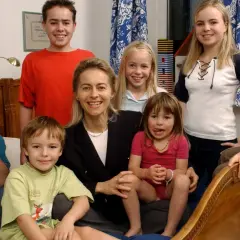 Sophie von der Leyen z siedmiorgiem dzieci, wesoła rodzina w domu.