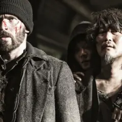 Zraniona obsada Snowpiercer: Arka przyszłości, w tym Chris Evans, w surowych, postapokaliptycznych strojach.