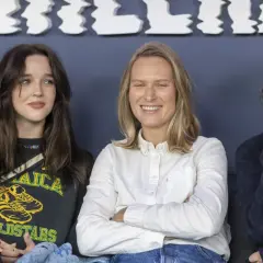 Trzy aktorki z filmu "Wielka woda" siedzą obok siebie. Jedna uśmiecha się szeroko, druga patrzy w bok, a trzecia zasłania usta dłonią.