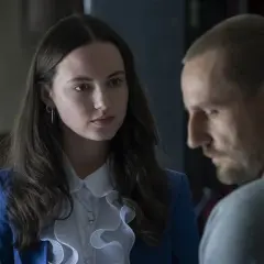 Młoda kobieta w niebieskiej marynarce i mężczyzna w szarym t-shircie. Czy to scena z serialu "Dzień dobry kocham cię obsada"?