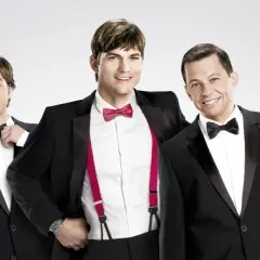 Trzech panów w garniturach: Ashton Kutcher, Jon Cryer i Angus T. Jones, czyli bohaterowie serialu "Dwóch i pół".