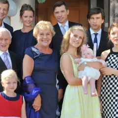 Rodzina z serialu "M jak miłość" pozuje do zdjęcia. Wszyscy uśmiechnięci, w tle balony i kwiaty.
