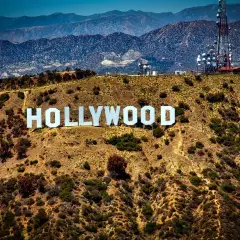Słynny napis HOLLYWOOD na wzgórzu, który odpowiada na pytanie, gdzie leży Hollywood. W tle góry i wieża telekomunikacyjna.