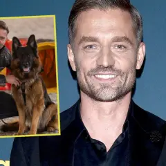 Komisarz Alex aktor, Jakub Wesołowski, pozuje z owczarkiem niemieckim.