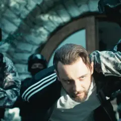 Policja zatrzymuje mężczyznę w dresie. Scena z filmu "Jak zostać gangsterem. Obsada" pokazuje brutalne starcie.
