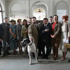 Aktorzy z serialu "Bodo" pozują do zdjęcia z psem.