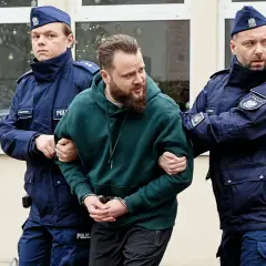 Dwóch policjantów eskortuje zatrzymanego mężczyznę w kajdankach. Czy to finałowa scena, która wyjaśni, ile odcinków ma "Ukryta prawda"?