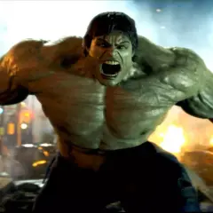 Wściekły Hulk, gwiazda filmu, w furii niszczy miasto. Niezwykła obsada filmu "Incredible Hulk" w akcji.