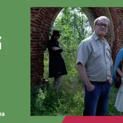 Trzy osoby stoją na tle zrujnowanej ceglanej budowli. W centrum starszy mężczyzna, po jego prawej stronie kobieta, a w oddali, w łuku, mężczyzna w czarnym płaszczu. To obsada filmu "Ostatnia rodzina".