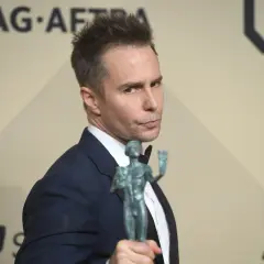 Sam Rockwell, członek obsady "Trzy billboardy za Ebbing, Missouri", trzyma statuetkę SAG Awards.