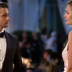 Elegancka para na balu. Czy to scena z filmu "Jak poślubić milionera, gdzie obejrzeć"?