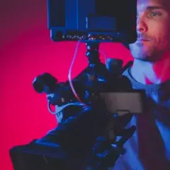 Scenarzysta filmowy: Jak wygląda praca, zarobki i droga do kariery?