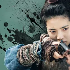 Kim Tae-ri jako Go Ae-shin w "Mr. Sunshine" z karabinem w ręku, gotowa do strzału.