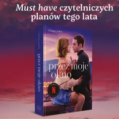 Okładka książki "Przez moje okno" z parą w romantycznym uścisku na tle zachodzącego słońca. Idealna lektura na lato.