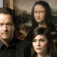 Tom Hanks i Audrey Tautou, główni bohaterowie filmu Kod da Vinci, pozują przed obrazem Mona Lisa.