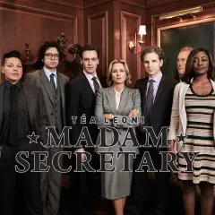 Obsada serialu "Madam Secretary" w eleganckich strojach, gotowa do działania.
