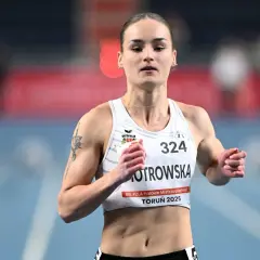 Aleksandra Piotrowska, lekkoatletka, biegnie na torze.