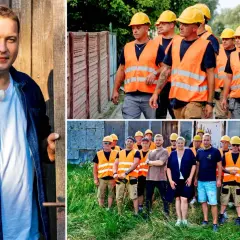 Mężczyzna w dżinsowej koszuli, otoczony przez ekipę budowlaną w kamizelkach odblaskowych i kaskach. To prawdziwy człowiek do wszystkiego, gotowy do pracy.