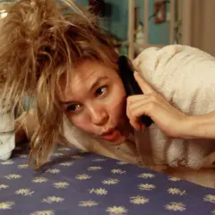 Bridget Jones w pogoni za rozumem: Renée Zellweger na desce do prasowania, rozmawiając przez telefon, z rozczochranymi włosami.