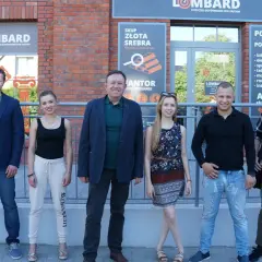 Ekipa lombardu "Życie pod zastaw" pozuje przed budynkiem.