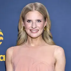 Uśmiechnięta Wiktoria Gorodeckaja, której wzrost jest imponujący, pozuje na tle logo Polsat.