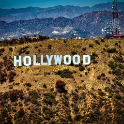 Słynny napis HOLLYWOOD na wzgórzu, który odpowiada na pytanie, gdzie leży Hollywood. W tle góry i wieża telekomunikacyjna.
