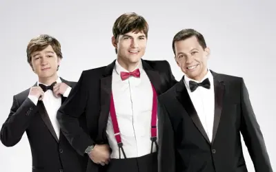 Trzech panów w garniturach: Ashton Kutcher, Jon Cryer i Angus T. Jones, czyli bohaterowie serialu "Dwóch i pół".