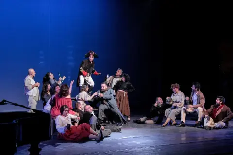 Scena teatralna z ludźmi w strojach historycznych. Czy zastanawiałeś się, ile zarabia aktor w teatrze?